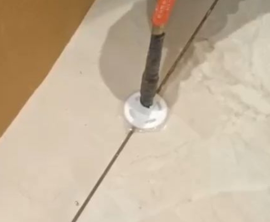 伊金霍洛瓷砖空鼓维修公司专业解答瓷砖在铺贴过程中，如果没有涂抹均匀到位的粘结材料（如水泥砂浆或瓷砖胶），可能会导致以下问题